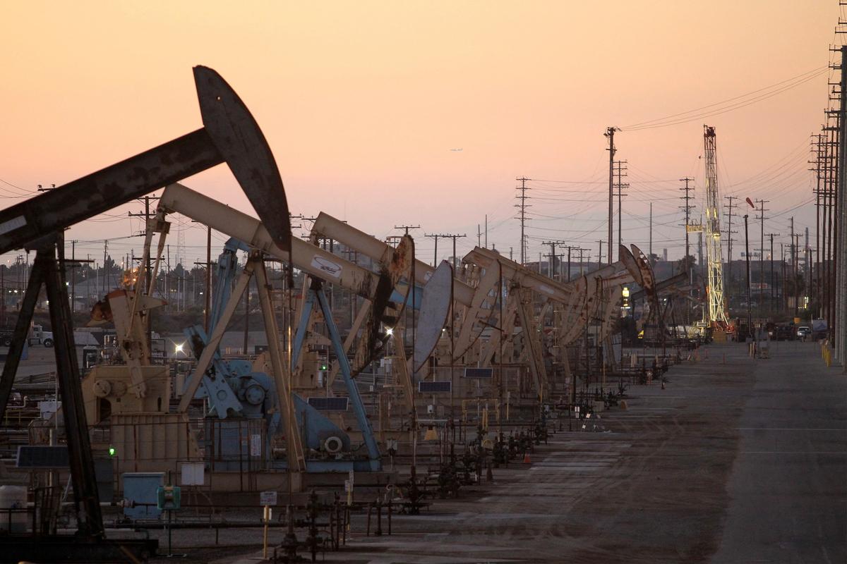 Oil Steadies After Gains, Gaza Ceasefire Talks in Focus