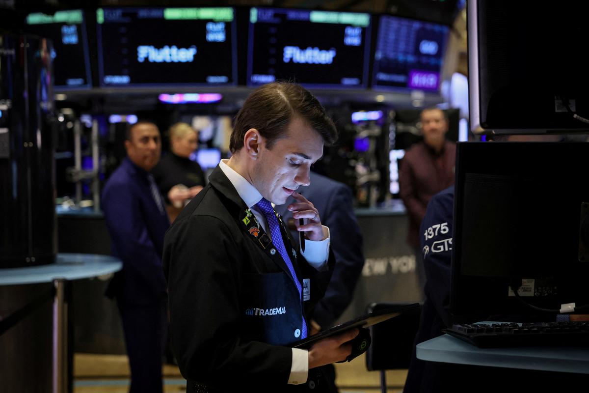 S&P 500, Dow Open Muted; Focus on Earnings, Rate Expectations