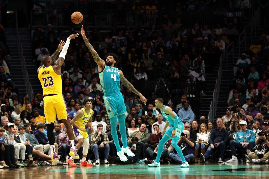 Anthony Davis’ Triple-Double Lifts Lakers Over Reeling Hornets