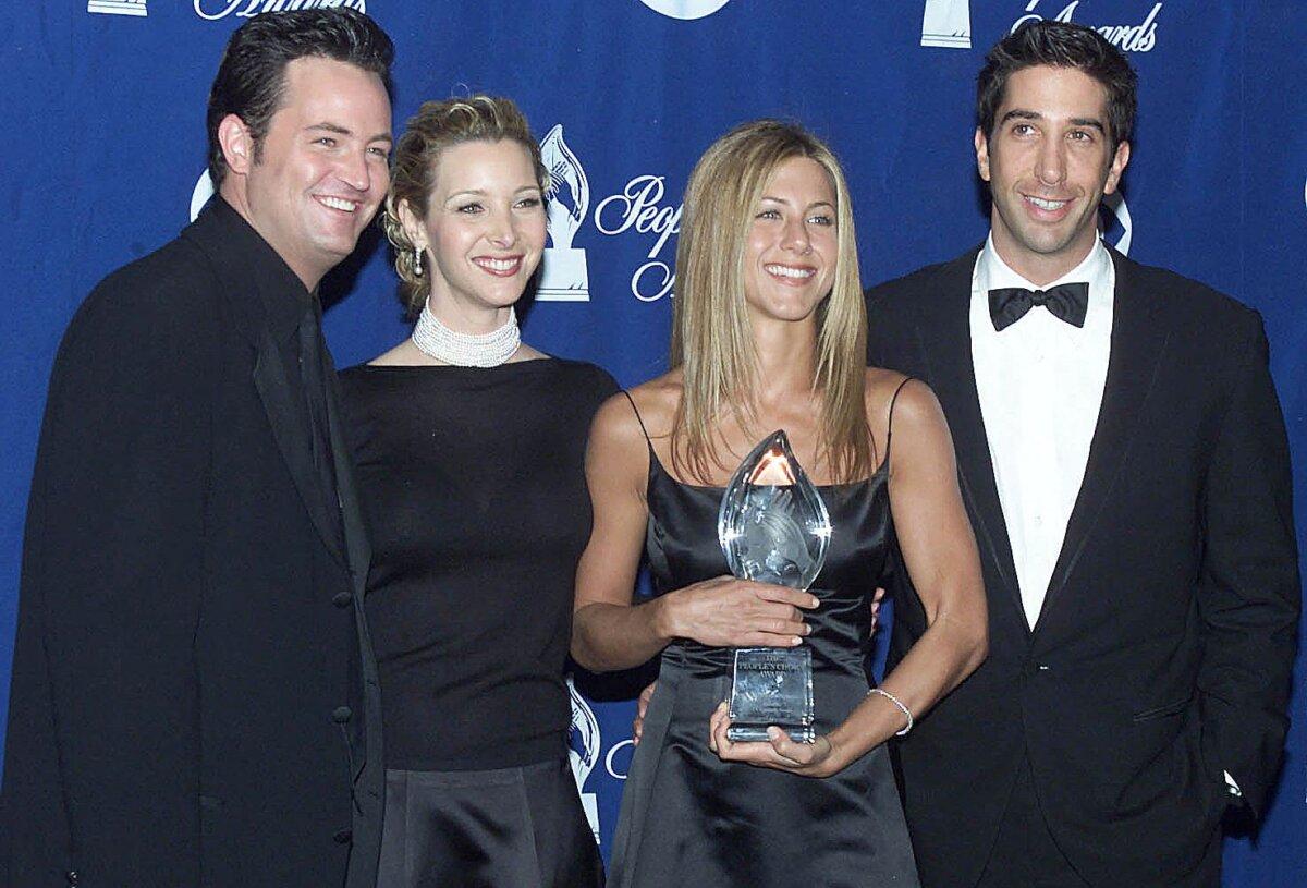 (L-R): Matthew Perry, Lisa Kudrow, Jennifer Aniston, and David Schwimmer pose with their award at the 26th People's Choice Awards in Pasadena, Calif., on Jan. 9, 2000. (Lucy Nicholson/AFP via Getty Images)