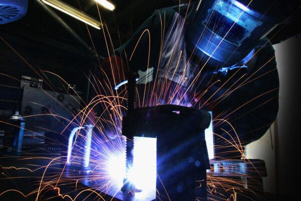 A welder Isaac Fifita is pictured at work in Sydney, Australia, on Sept. 22, 2005. (Ian Waldie/Getty Images)