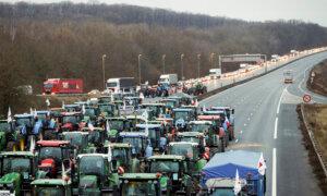 Spanish Farmers Block Roads Nationwide as Europe Protests Gather Steam