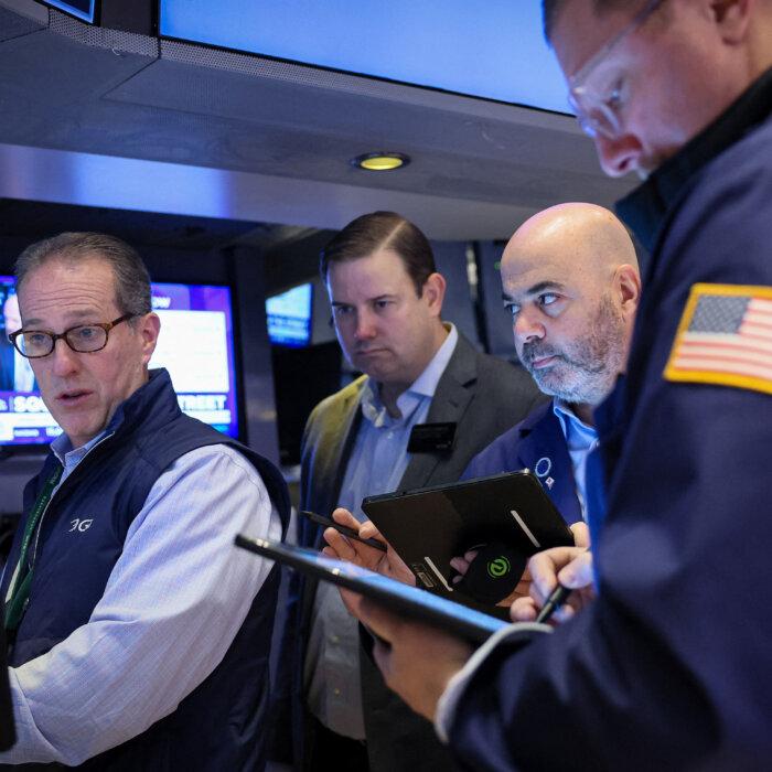 Wall Street Opens Flat With Earnings, Economic Data in Focus