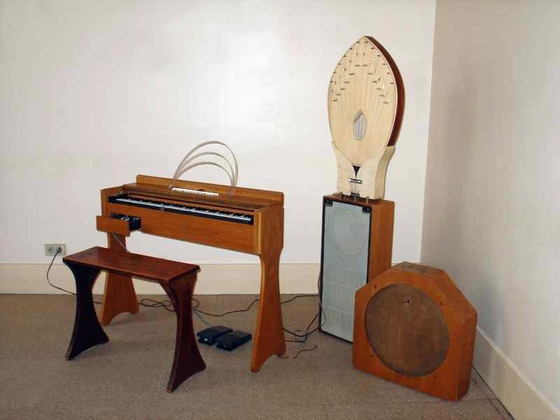 The piano-like ondes Martenot (L) is an early electronic musical instrument that Jarre featured heavily in "Lawrence of Arabia." (Aavindraa/CC-BY-SA-3.0)