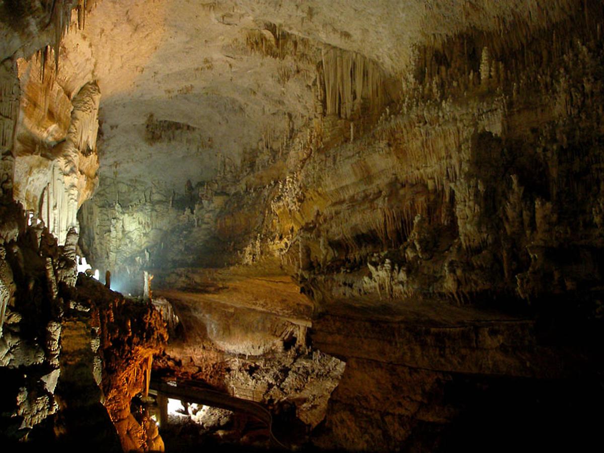 The upper galleries of Jeita Grotto. (<a href="https://en.wikipedia.org/wiki/File:Upper_Jeita_Grotto.jpg">kcakduman</a>/CC BY 2.0)