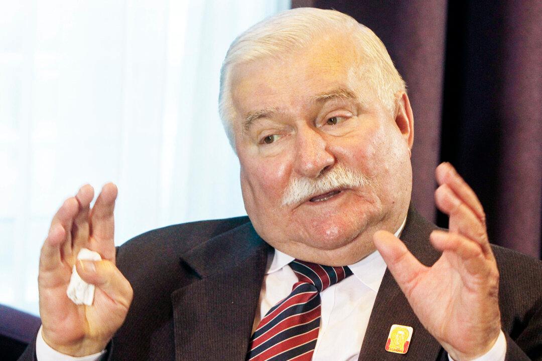 Former Polish President Who Overthrew Communism Urges US to ‘Help Russia Be Peaceful’