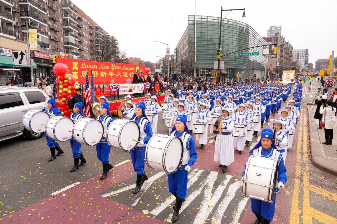 Falun Gong Practitioners Celebrate Lunar New Year in Flushing Parade