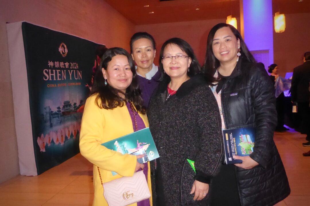 CEO Brings Group to See Shen Yun for 4th Time