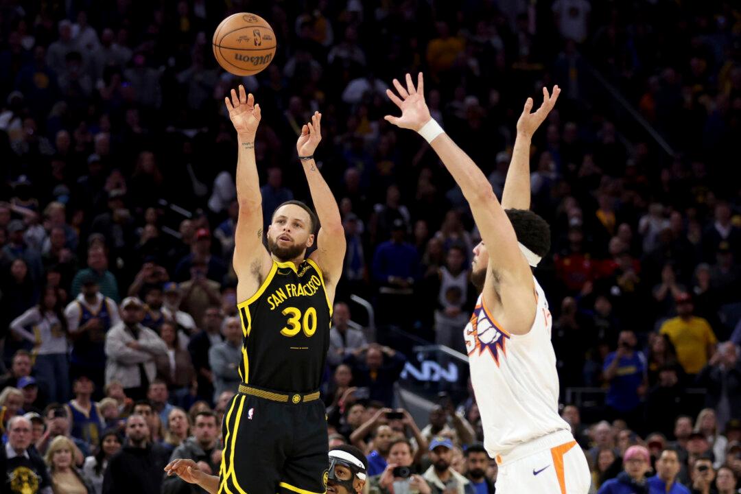 Stephen Curry’s Last Second 3-pointer Lifta Warriors Over Suns 113–112