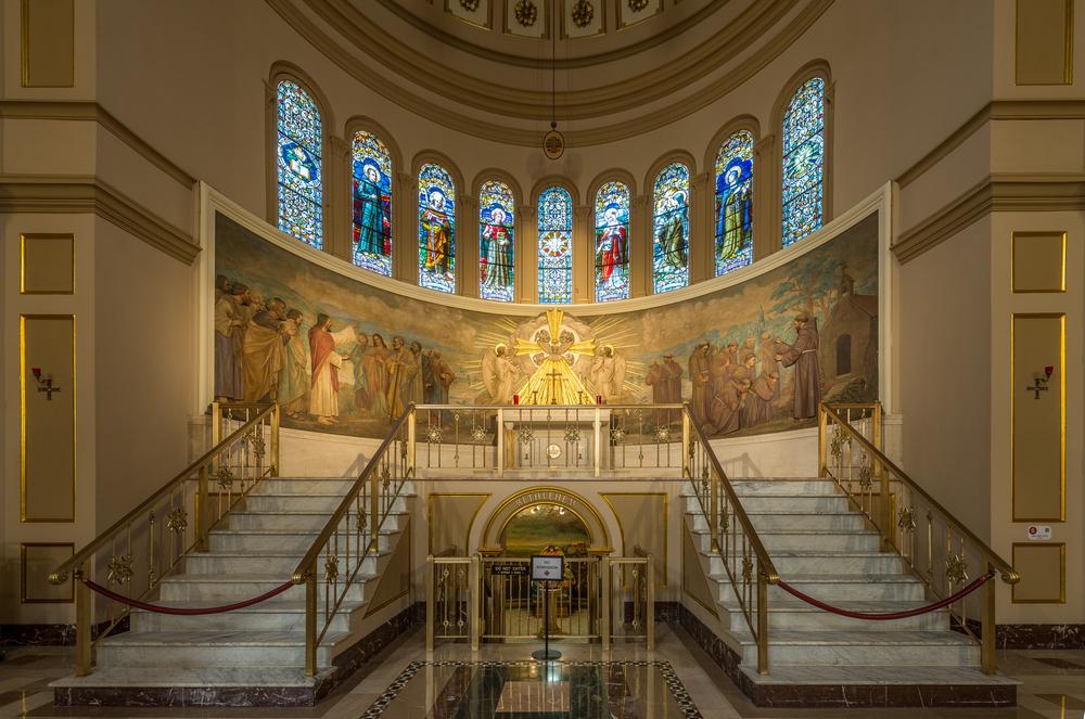 The Altar of the Holy Spirit depicts a golden dove being adored by angels. Below it is the entrance to the lower church, which is accessible only by a guided tour. (Guillermo Olaizola/Shutterstock)