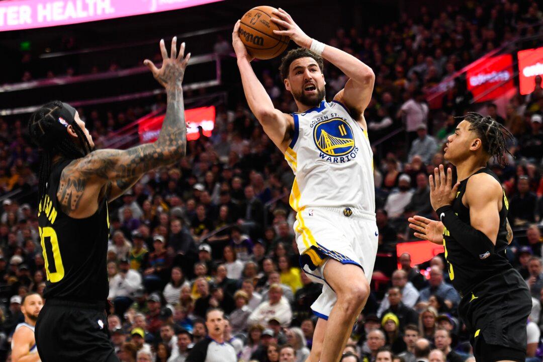 Thompson Scores 26, Curry Has Five 3S in the 4th as Warriors Beat Jazz 129–107 Without Kerr