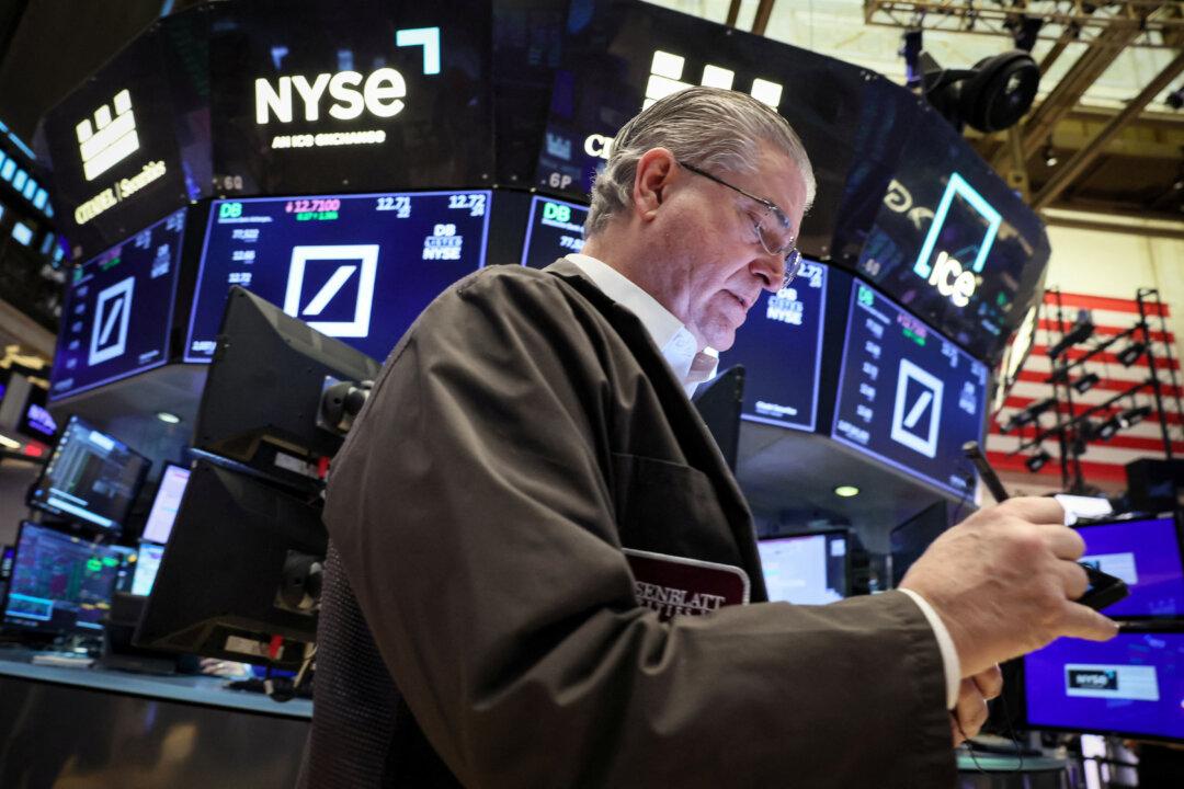 Wall Street Opens Flat After Mixed Economic Data