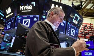 Wall Street Opens Flat After Mixed Economic Data