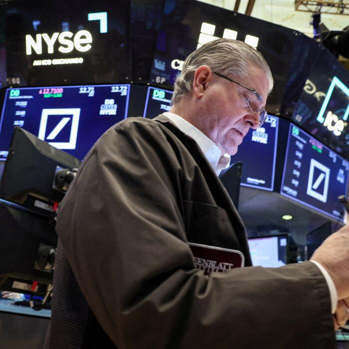 Wall Street Opens Flat After Mixed Economic Data