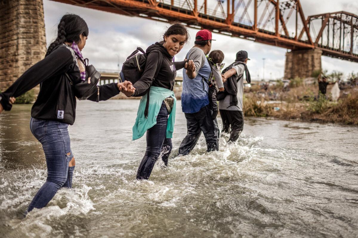 Illegal immigrants cross the Rio Grande from Mexico into Eagle Pass, Texas, on Sept. 30, 2023. (John Moore/Getty Images)