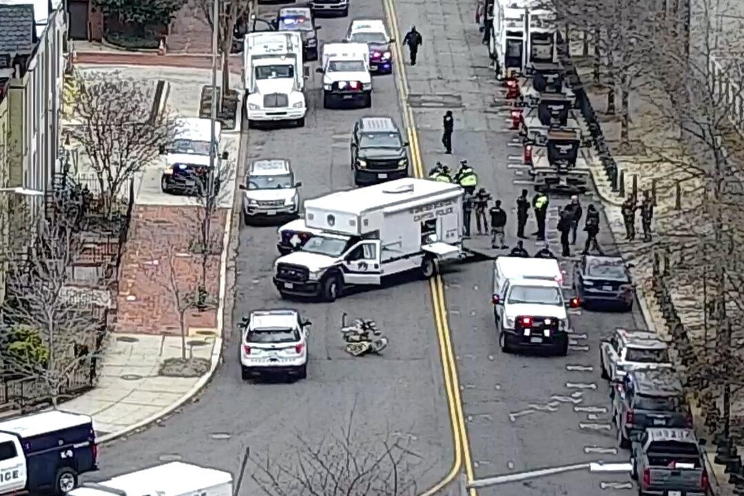 A U.S. Capitol Police bomb robot responds to discovery of a pipe bomb at the Democratic National Committee just before 1:45 p.m. on Jan. 6, 2021. (U.S. Capitol Police/Screenshot via The Epoch Times)