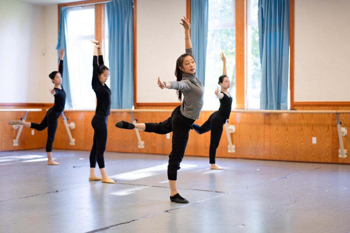 Alison Chen teaches students in a dance studio at the Fei Tian College campus in Middletown, N.Y., on Sept. 19, 2023. (Samira Bouaou/The Epoch Times)