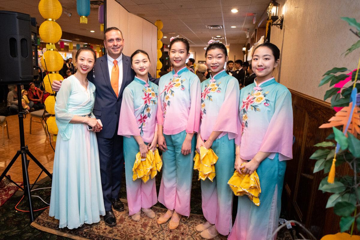 Alison Chen (L), Orange County Executive Steve Neuhaus (2nd L), and students at a Chinese New Year event in Port Jervis, N.Y., on Jan. 22, 2023. (Larry Dye/The Epoch Times)