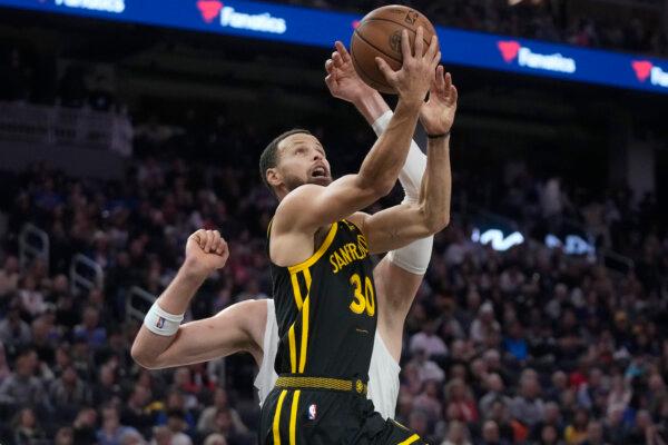 Golden State Warriors guard Stephen Curry (30) shoots in front of Los Angeles Clippers center Ivica Zubac during the first half of an NBA basketball game in San Francisco on Feb. 14, 2024. (Jeff Chiu/AP Photo)