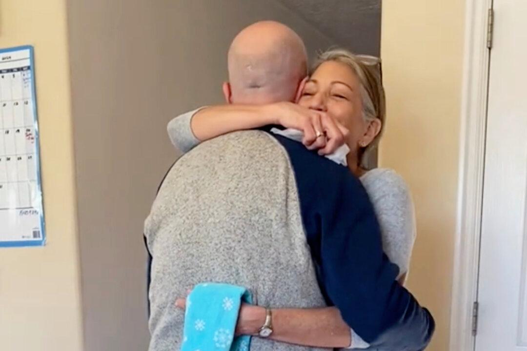 Daughter Shares Parents’ Emotional Moment as They Finally Become Debt-Free on Their Home