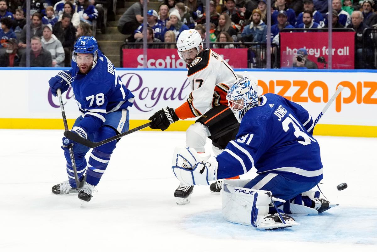 Auston Matthews Gets Another Hat Trick as Leafs Crush Ducks
