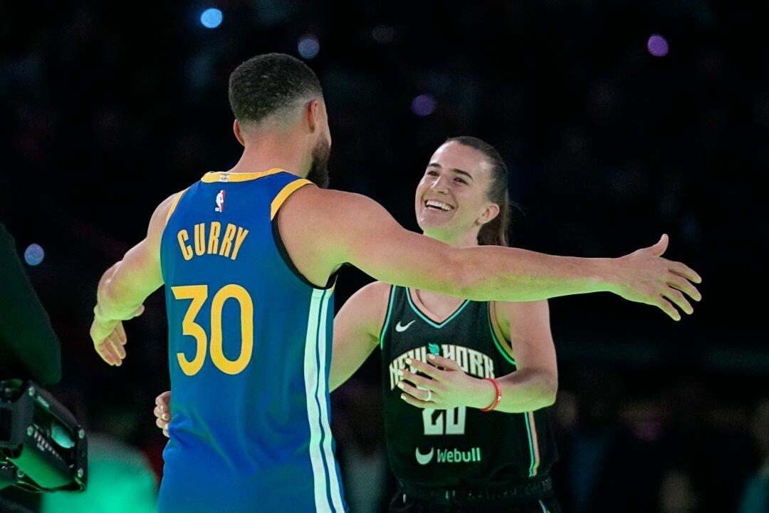 Curry Rallies to Clip Ionescu at All-Star 3-point Competition