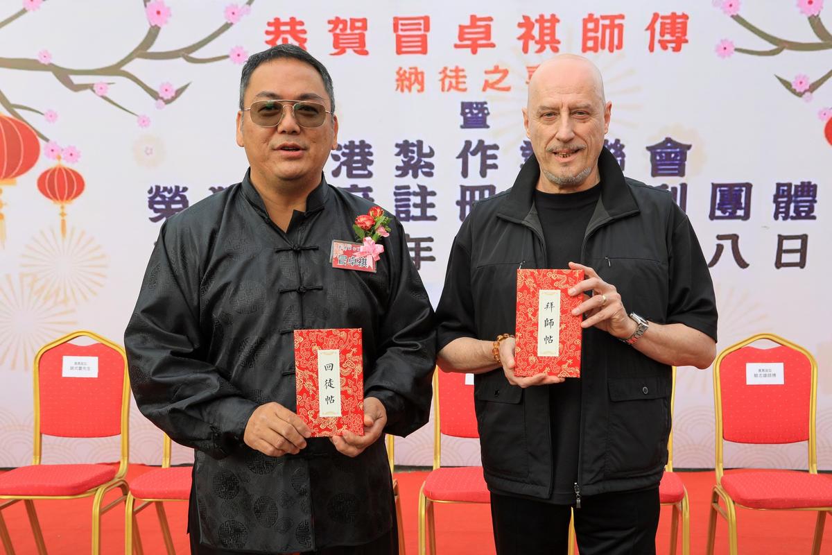 Ronald Galland (Kong Han-lei) became a disciple of Mo Cheuk-kei (L), chairperson of the Hong Kong Traditional Paper Crafting Arts Union. (Jim Man/The Epoch Times)