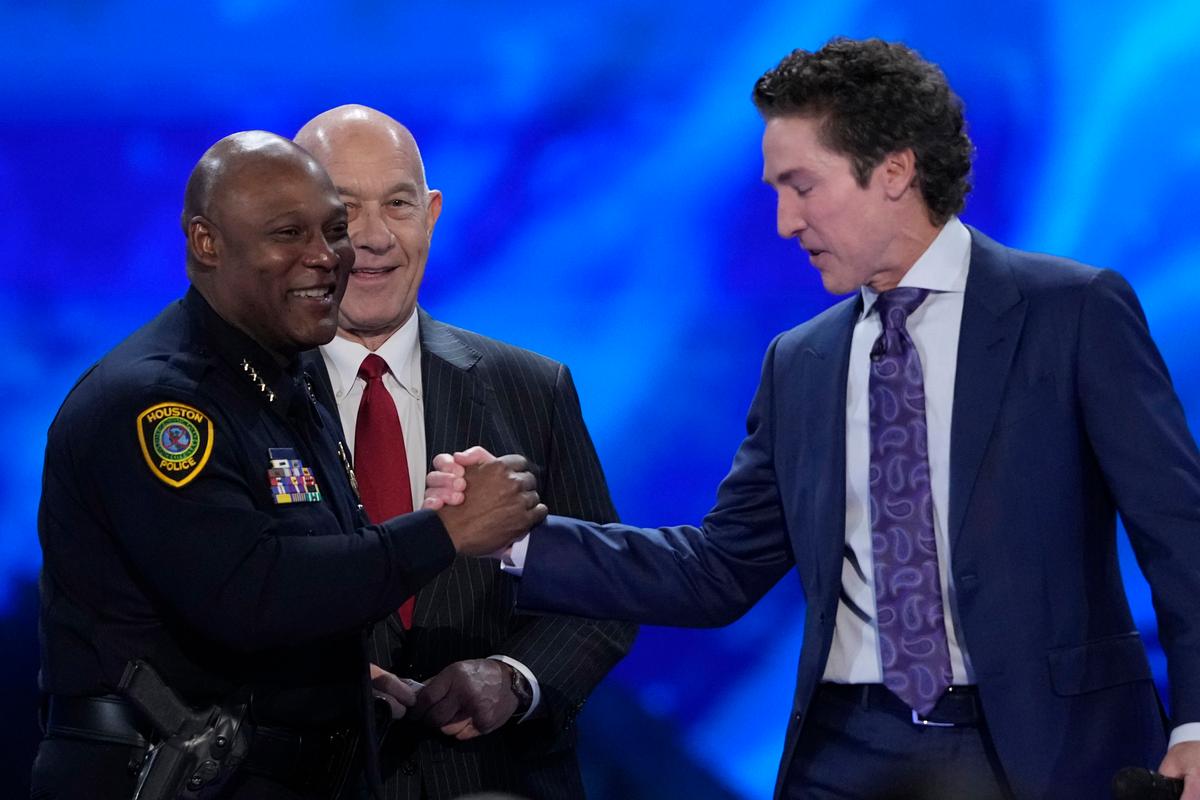 Houston Megachurch Holds Healing and Thanksgiving Service a Week After Deadly Shooting