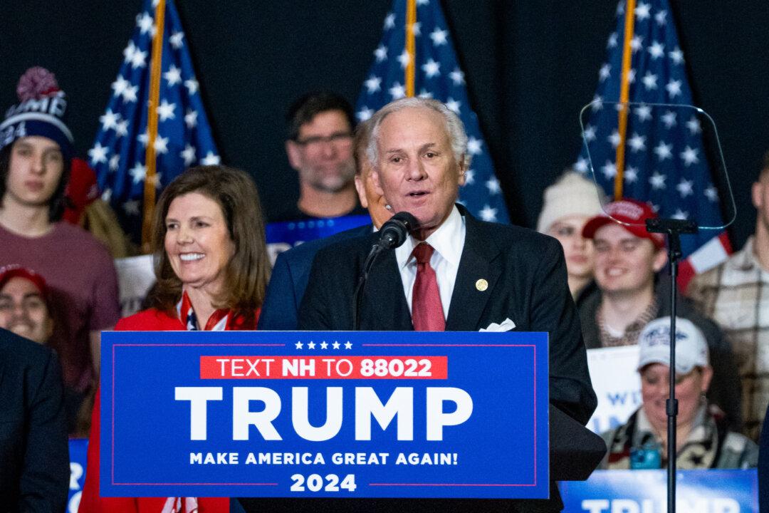 Trump Marches Into South Carolina With Base, Top Republicans in Train