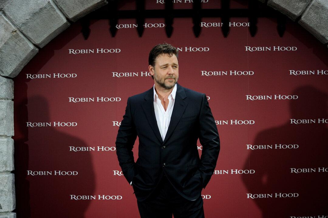 Russell Crowe Reveals He Fractured Both Legs During ‘Robin Hood’ Shoot