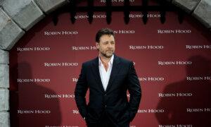 Russell Crowe Reveals He Fractured Both Legs During ‘Robin Hood’ Shoot