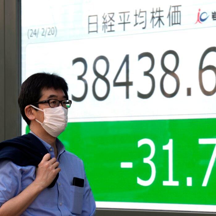 Global Shares Trade Mixed After Wall Street Was Closed for Holiday