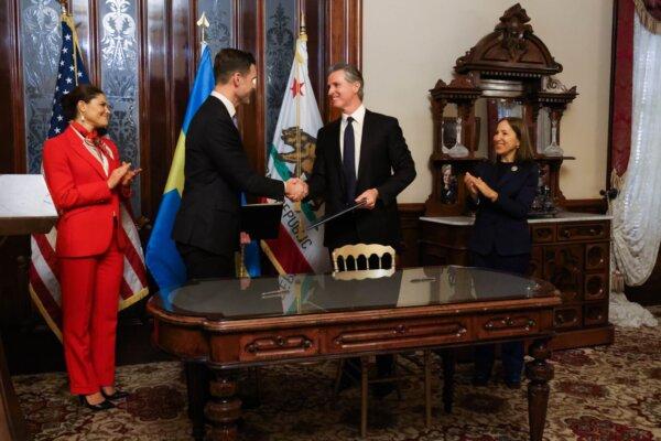 (L-R) California Gov. Gavin Newsom and Sweden’s Minister for International Development Cooperation and Foreign Trade Johan Forssell sign a updated agreement to work toward achieving “carbon neutrality” by 2045, in Sacramento, Calif., on Feb. 20, 2024. (Courtesy of Office of Governor Gavin Newsom)