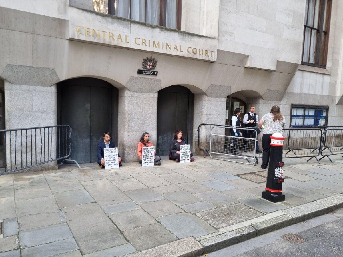 Protesters demanding the right for juries to bring back verdicts according to their beliefs, no matter what the evidence says, outside the Old Bailey in London on Sept. 25, 2023. (Chris Summers/The Epoch Times)