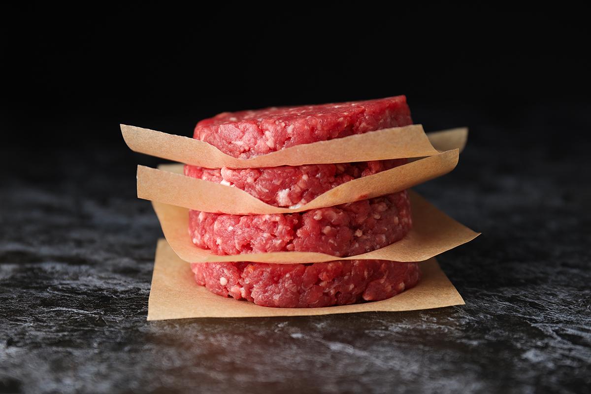 Forming the patty to an ideal size is crucial to making a good burger. (Freepik)