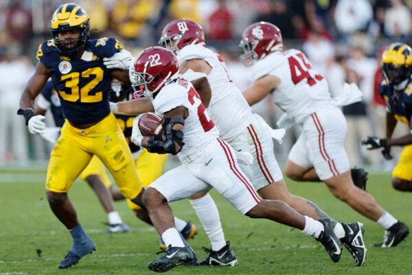 Justice Haynes #22 of the Alabama Crimson Tide runs with the ball in the third quarter against the Michigan Wolverines during the CFP Semifinal Rose Bowl Game at Rose Bowl Stadium in Pasadena, Calif., on Jan. 1, 2024. (Kevork Djansezian/Getty Images)