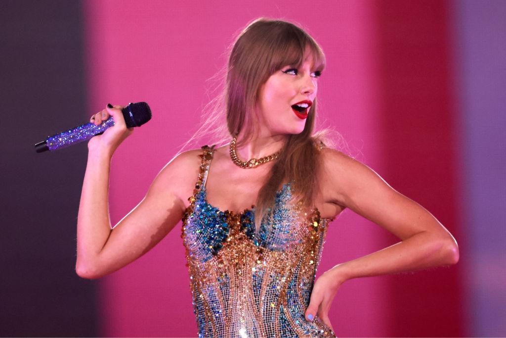 Taylor Swift Takes to the Stage, Fans, Aussie PM, Go Wild