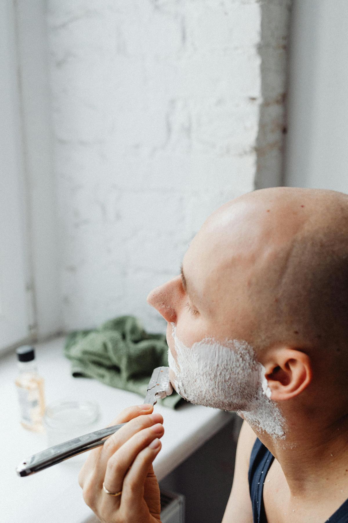 The idea of using a straight razor can at first be daunting, but it is a technique that millions have used for a safe, irritation-free shave. (Karolina Grabowska/Pexels)