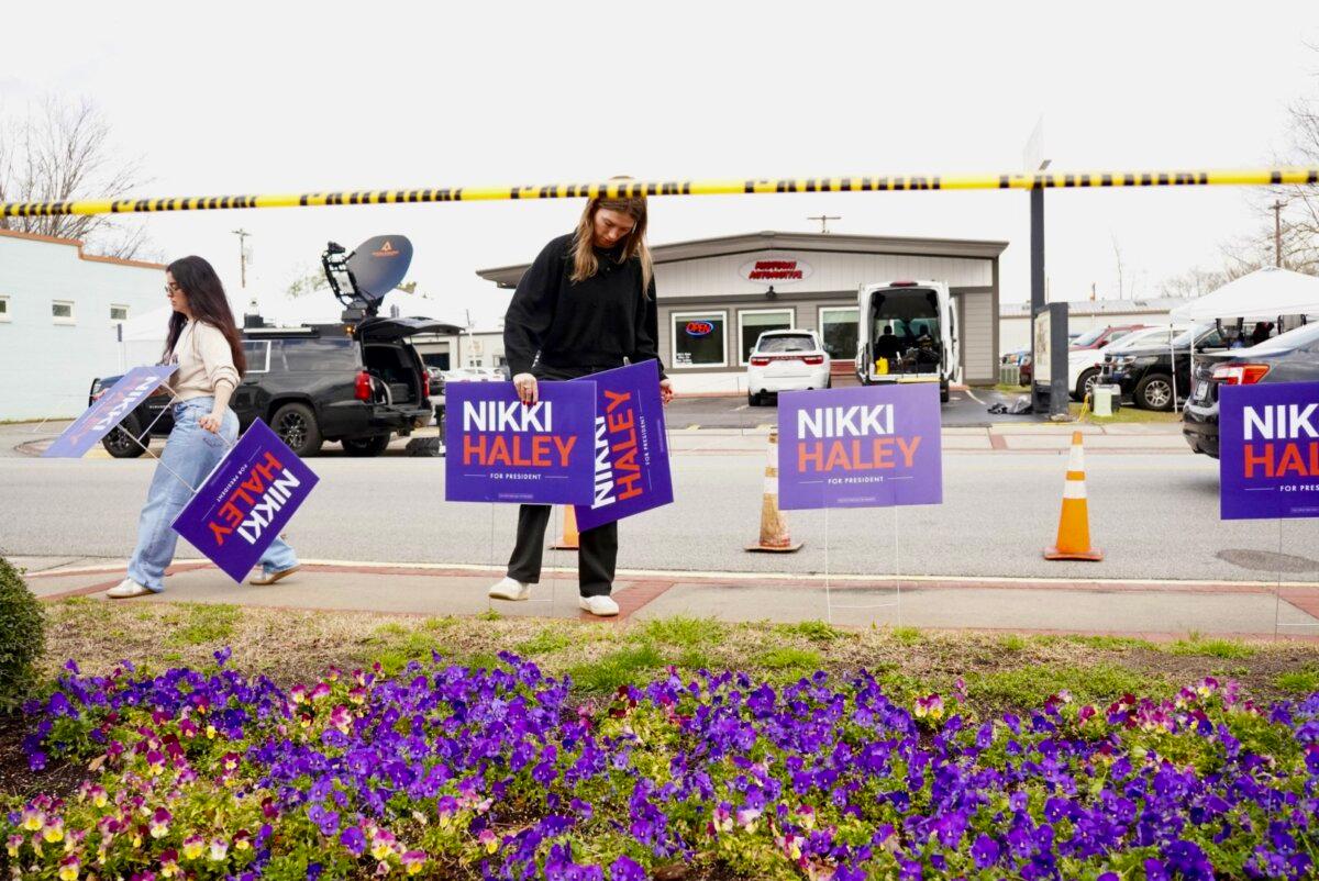 Nikki Haley staffer place lawn signs near a public square in Moncks Corner, South Carolina, on Feb. 23, 2024. (Ivan Pentchoukov/The Epoch Times)