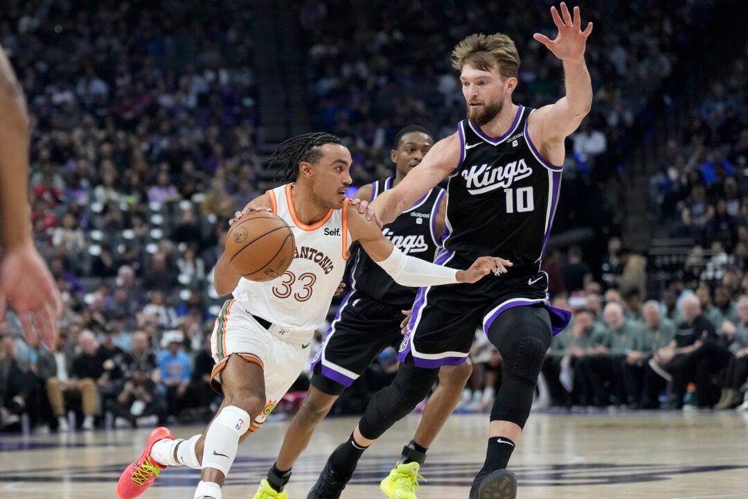 Kings Use Strong Finishing Kick to Beat Spurs
