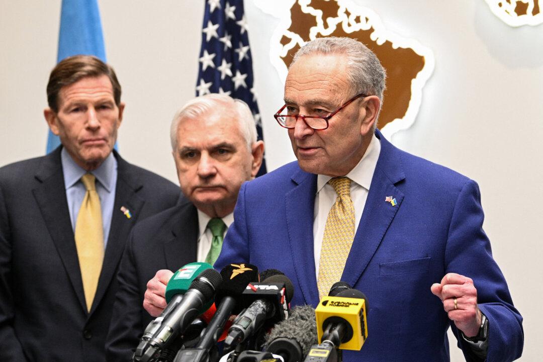 Schumer in Ukraine Vows US Support Amid House Aid Standoff