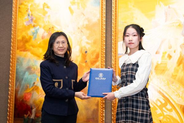(R) Lin Yu Hsuan recipient of an outstanding youth award at the Sixth NTD International Figure Painting Competition on Jan. 18, 2024, at the Salmagundi Club in New York City. (Larry Dye/The Epoch Times)