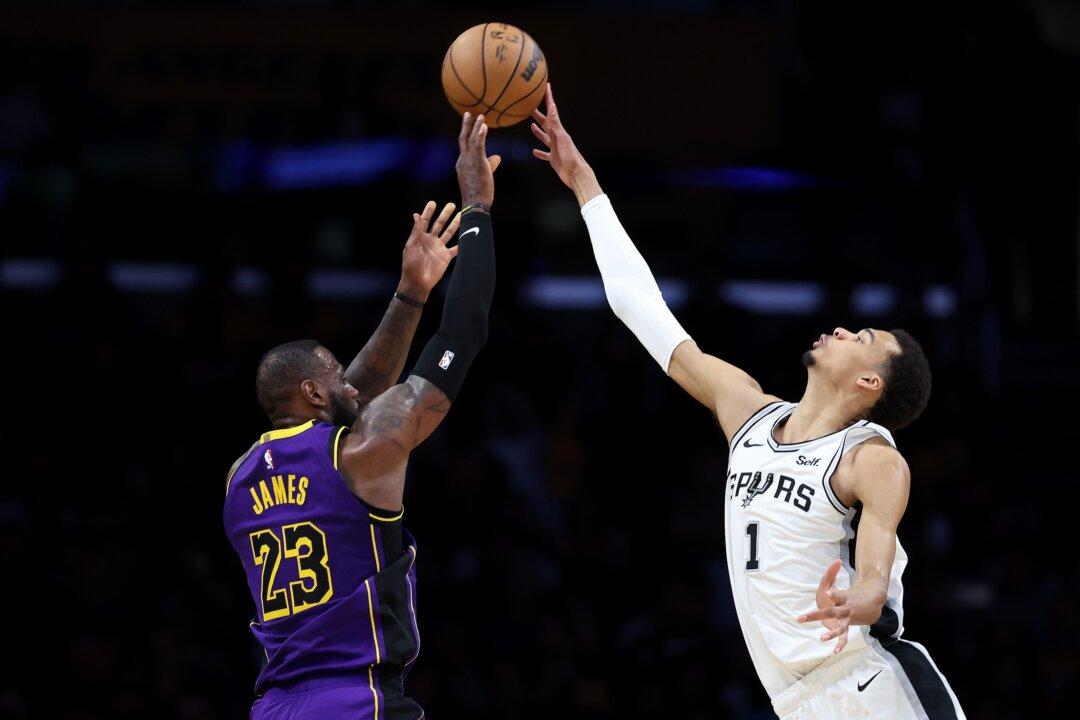 LeBron James Scores 30 as Lakers Down Spurs