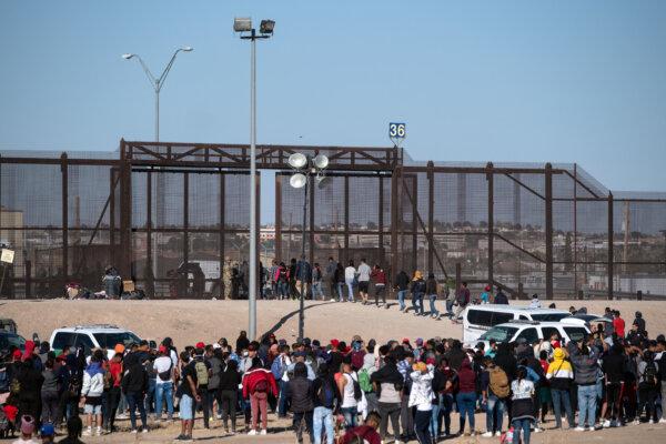 U.S. border patrol agents process people entering the United States from Ciudad Juarez, Chihuahua state, Mexico, on March 29, 2023. (Guillermo Arias/AFP via Getty Images)