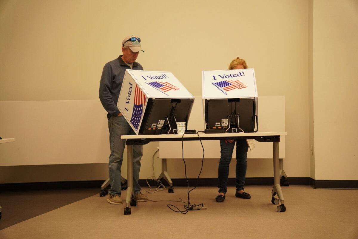 Voters fill in their ballots in Republican primary election at Johns Island Library in Johns Island, S.C., on Feb. 24, 2024. (Ivan Pentchoukov/The Epoch Times)