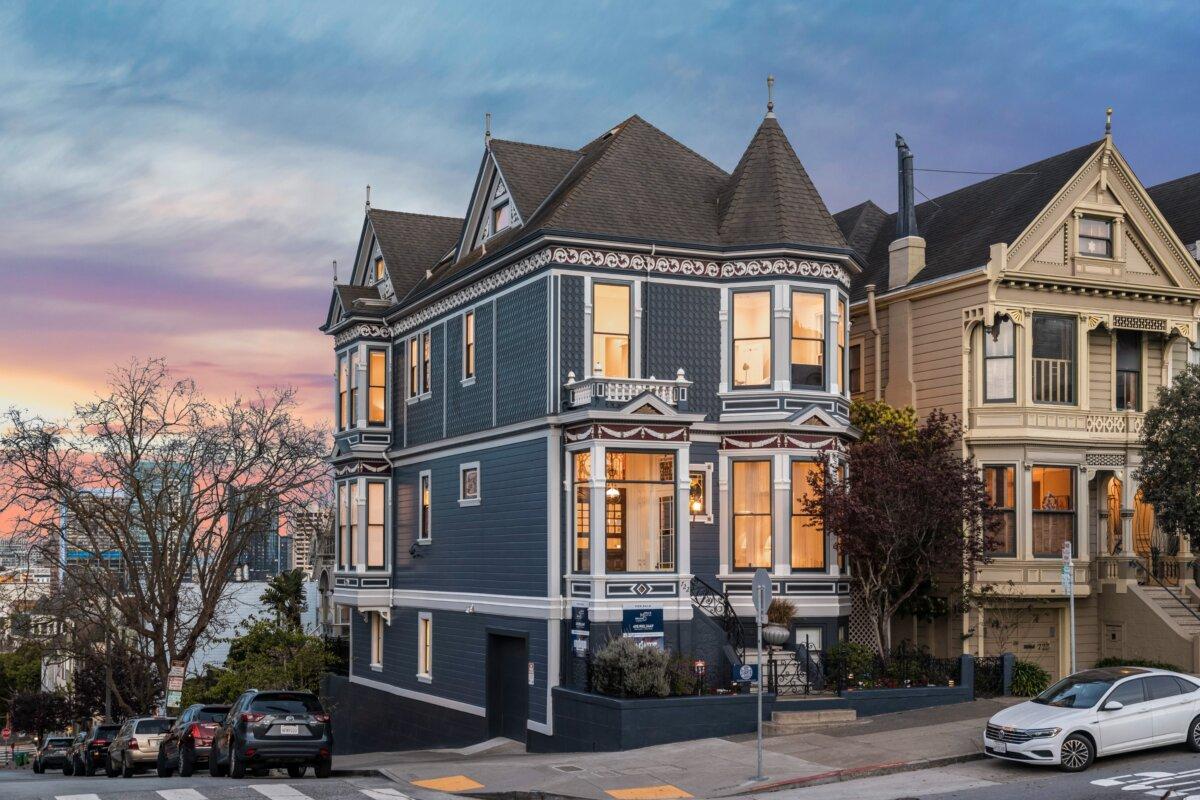 The blue and white corner house at 722 Steiner Street anchors the Seven Sisters. Completely renovated after it was sold in 2022, the light-filled house features bay windows and skylights. (Courtesy of Indigo Real Estate) <span style="color: #ff0000;"> </span>