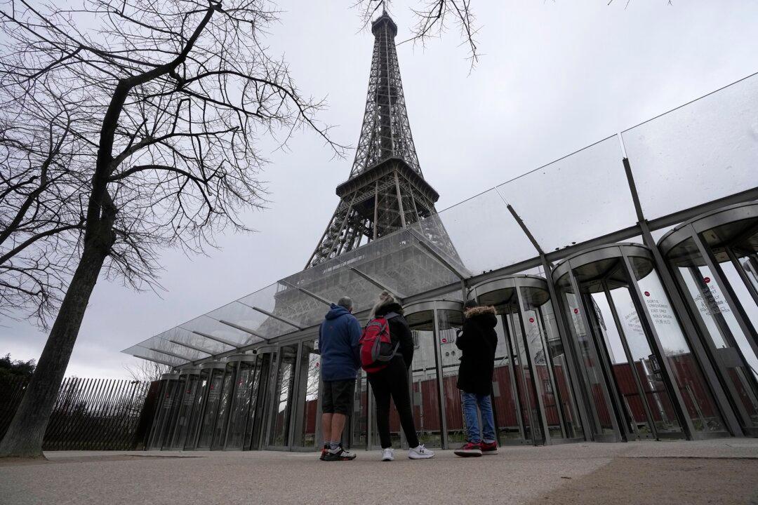 Eiffel Tower Reopens to Visitors After 6-day Closure Due to Employee Strike