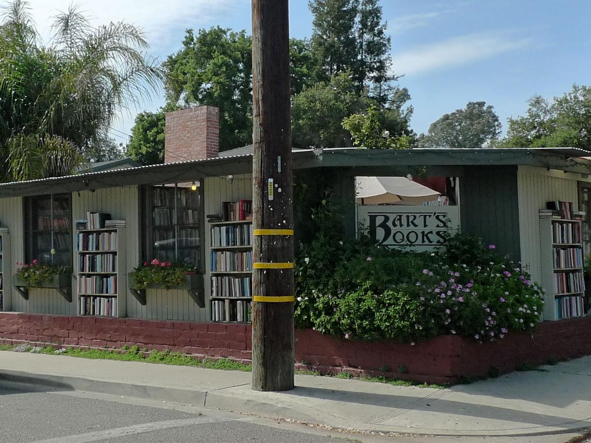 Overhangs and awnings protect the books at Bart's Books from getting wet in occasional rainstorms. (<a href="https://en.wikipedia.org/wiki/Bart's_Books#/media/File:Bart's_books.JPG">Dreamyshade/CC BY-SA 3.0</a>)