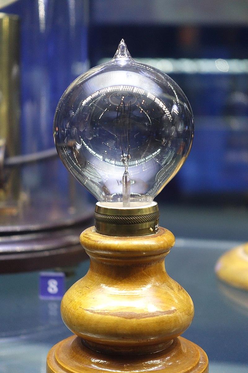 A surviving light bulb, designed in the 1880s by Lewis Latimer, shines on in Chicago's Museum of Science and Industry (Daderot/<a href="https://creativecommons.org/publicdomain/zero/1.0/deed.en" target="_blank" rel="nofollow noopener">CC BY-SA 1.0</a>)