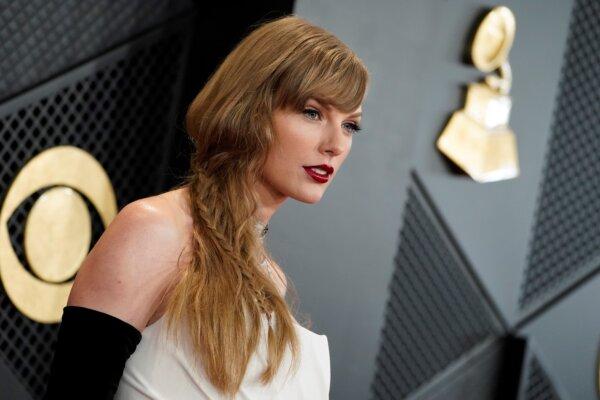 Photographer Accuses Taylor Swift’s Father of Punching Him in Face on Sydney Waterfront